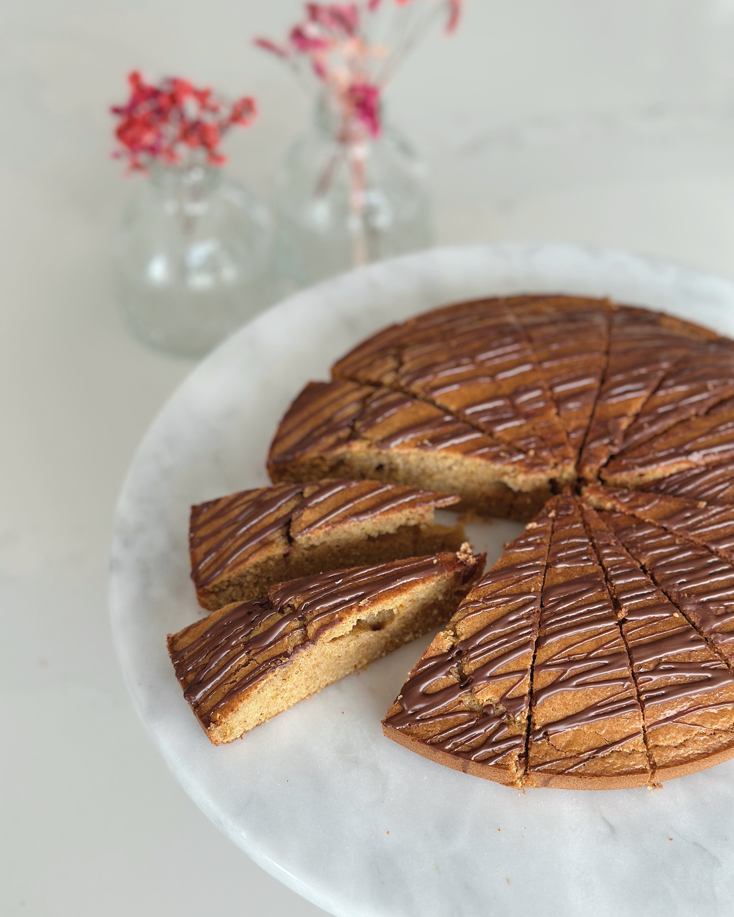 Discover a signature treat from the Surya Houses buffet: the Cinnamon Cake 🥧😋

Ingredients :
3 eggs
30g coconut sugar
50g butter
30g almond flour
30g oat flour
1 tsp cinnamon
1/2 packet of baking powder

Mix everything together and pour into a mold
Bake for 20 minutes at 180°C 

You can pour melted chocolate on top 🍫 

Enjoy 🫶🏻