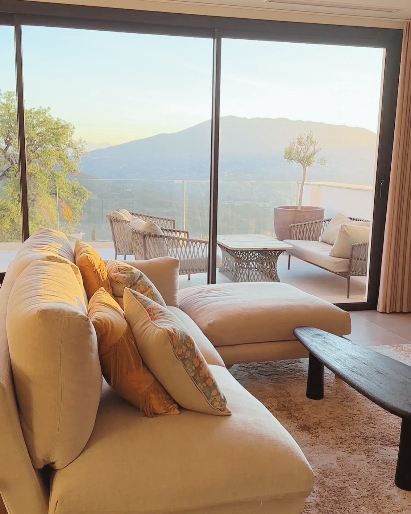 Chill out space, and zero judgment for afternoon naps 😌

.
.

#suryahouses #yogaretreat #yogavenue #eventvenue #smallgroup #retreats #retraites